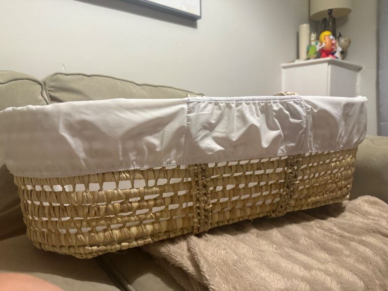 Natural Moses Basket with Folding Stand – Excellent Condition