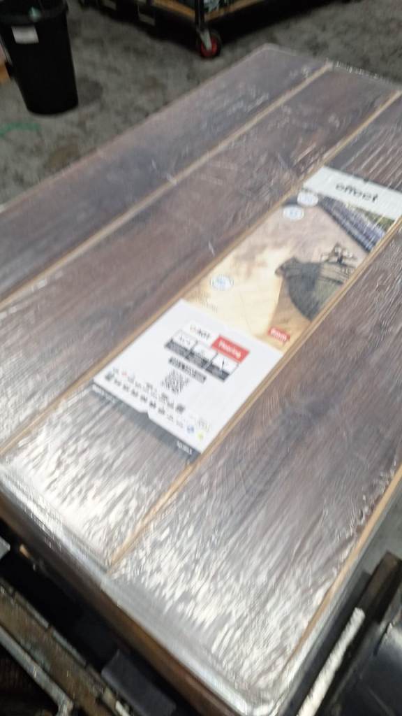 AGT Effect Rosso 8mm Brown Laminate Flooring £20 Per Pack! CHEAPEST IN THE UK