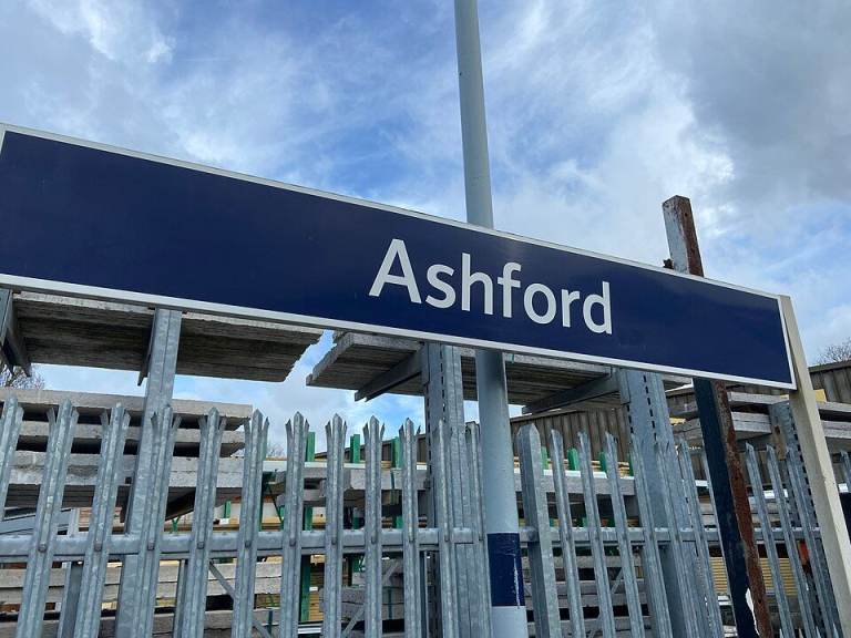 LARGE DOUBLE BEDSIT HARROW ROAD STANWELL FELTHAM TW14