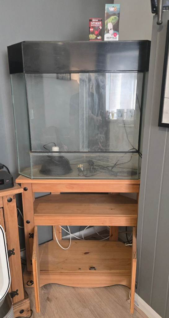 £30.00 2ft Deluxe Corner vivarium with stand