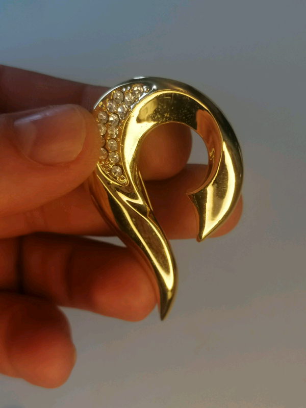 Vintage brooch. Gold tone