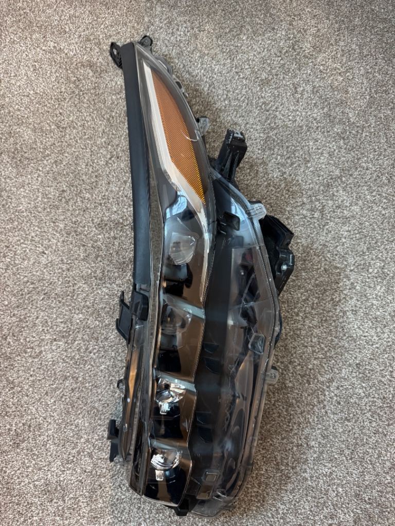 Toyota Prius (Plug in Hybrid) Passenger side / Left side Headlight, Model 2021