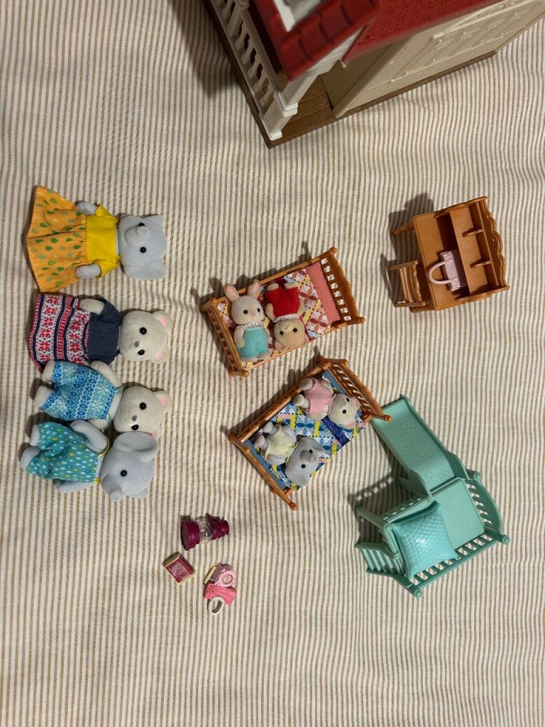 Sylvanian Famillies House and Dolls