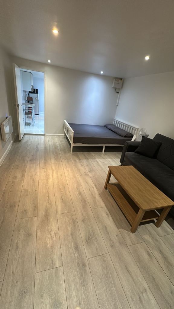 Studio to let in Barking and Dagenham