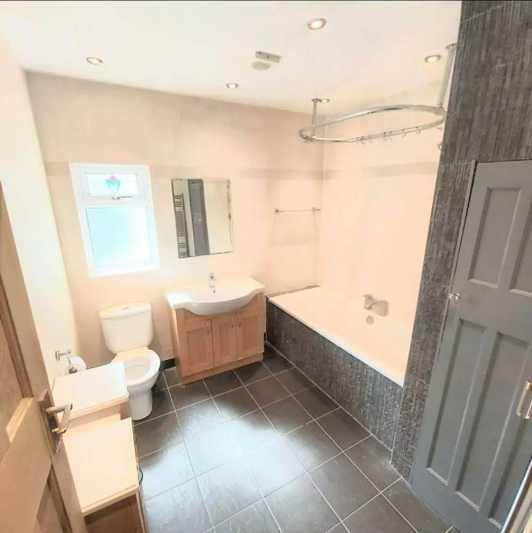 Fully Furnished Rooms Available in House Share. Ideal for UC Applicants 35 years old and over.