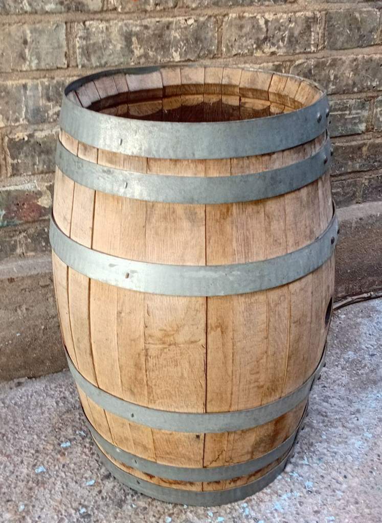 Solid Oak whiskey Barrel – Great Condition – Perfect for Garden / Decor / planter