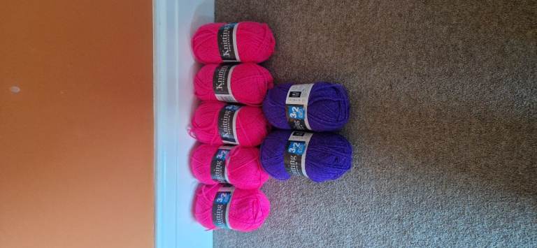 7 BALLS OF KNITTING WOOL. BRAND NEW. EXCELLENT CONDITION.