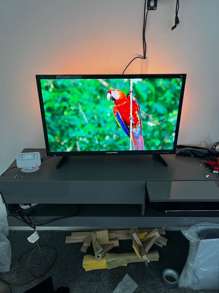 Balupunkt 32” freeview HD TV with built in DVD player 