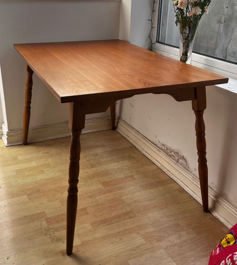 Free dining table