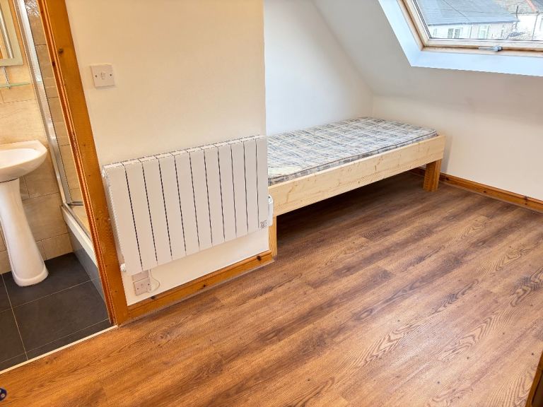 Converted Top Studio Flat Built In Wardrobes Shower WC Open Plan Very Near Tube Bus Shops Park