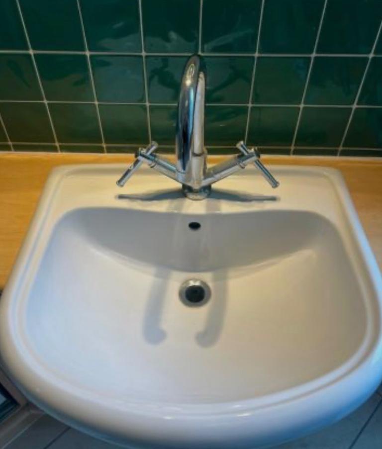 White Ceramic Sink with Taps – Excellent Condition