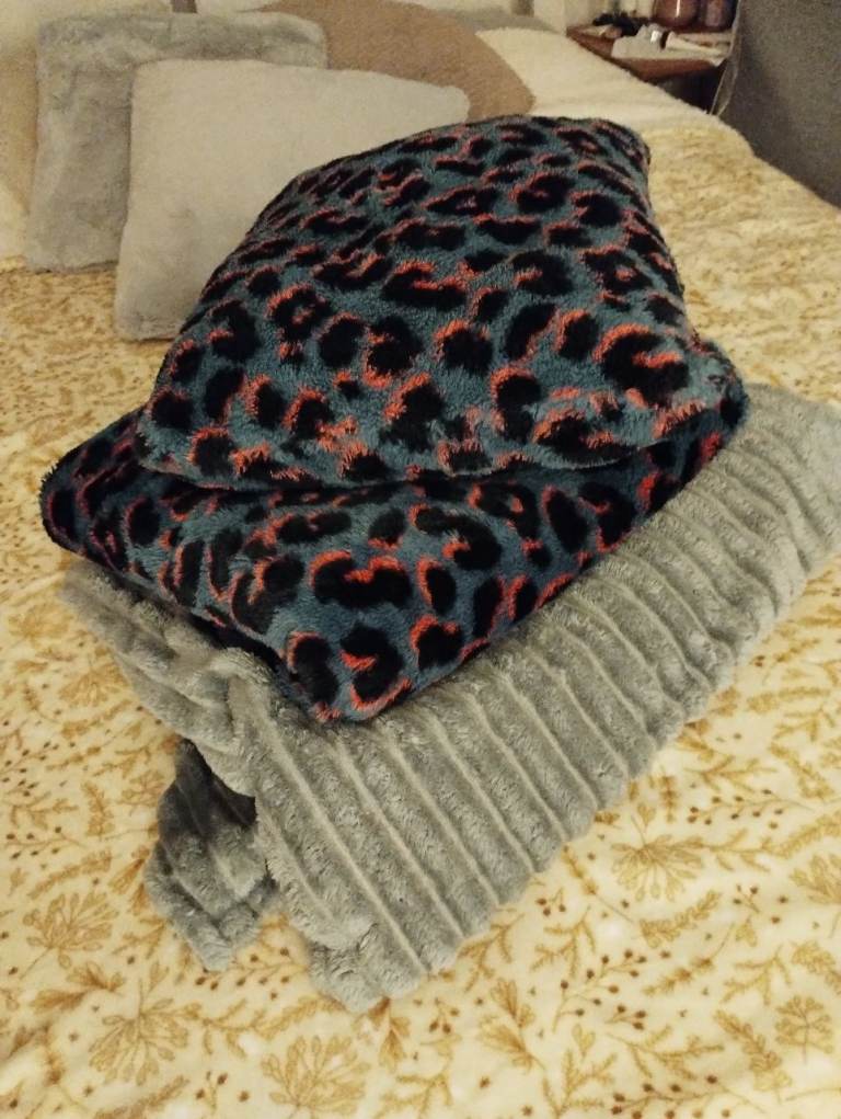 Cosy Leopard Print  throw and cushion set & Grey Soft.velvet throw 