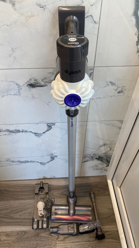 Dyson V6(new battery)Cordless Handheld Vacuum. 