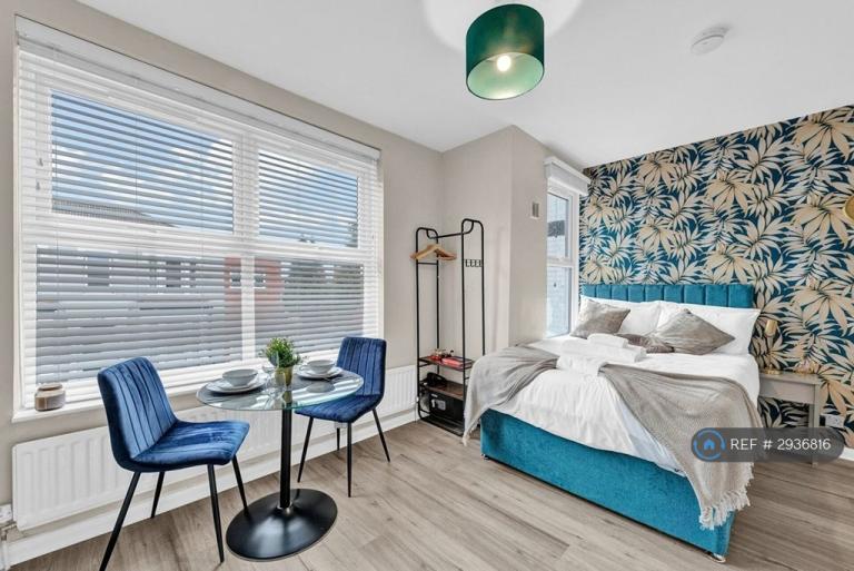 Studio flat in Wightman Road, London, N8 (#2936816)