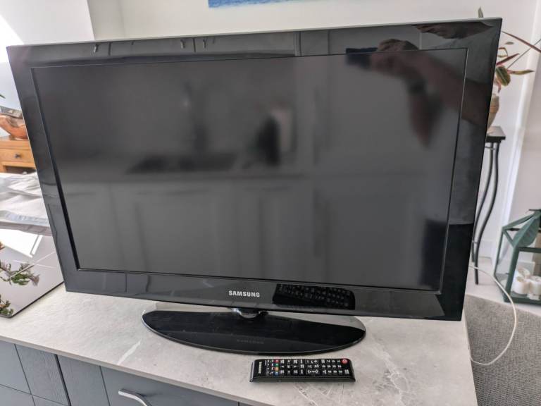 Samsung 32" inch TV with remote and stand