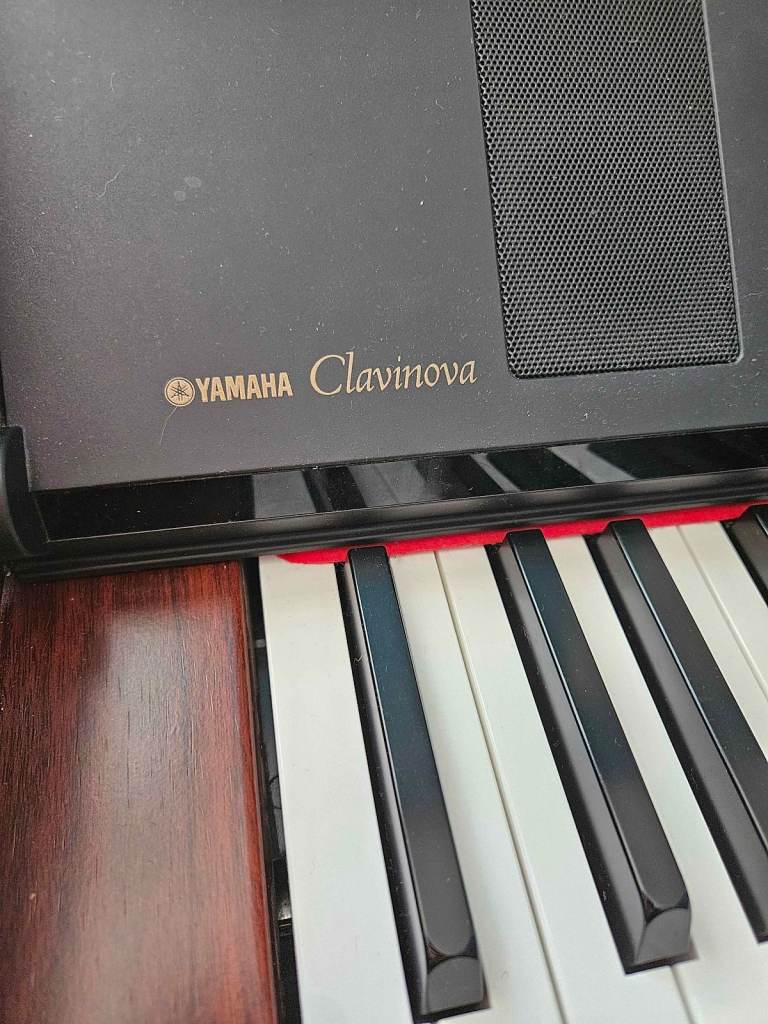 Yamaha Clavinova CVP-305 Digital Piano in mahogany