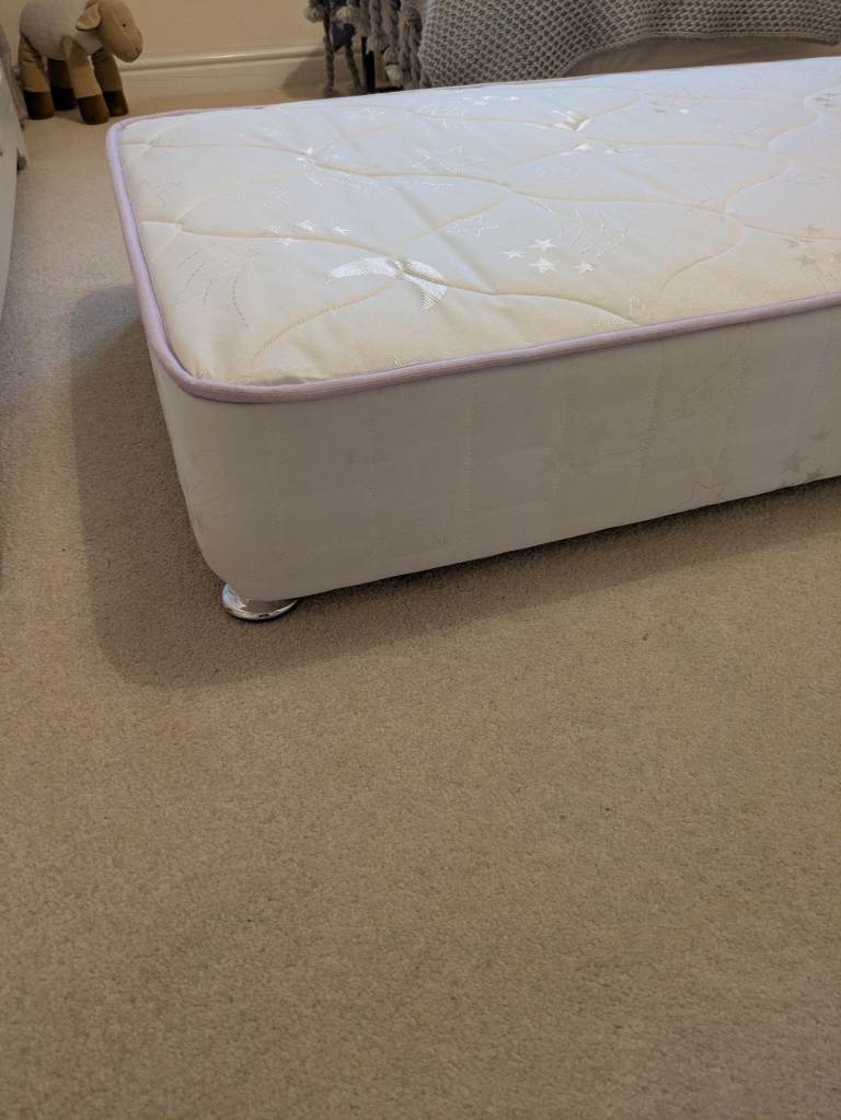 Single trundle bed with incorporated mattress