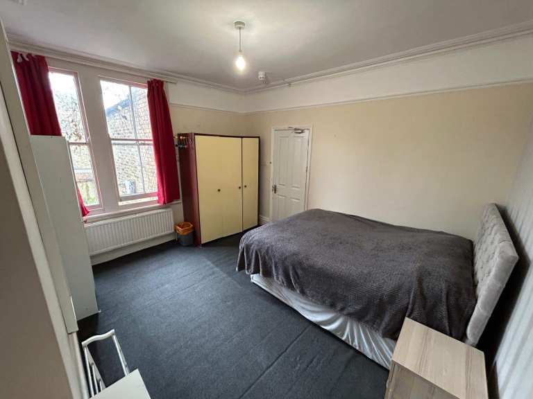 VERY BIG SIZE DOUBLE ROOM AVAILABLE IN PUTNEY 