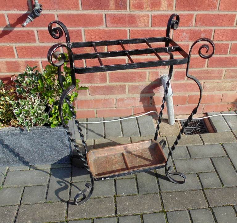 (#1479) old metal umbrella stand with copper tray (Pick up only, Dy4 area)