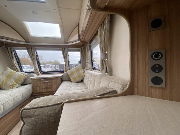 2017 LUNAR CLUBMAN ES LUXURY TOURING CARAVAN