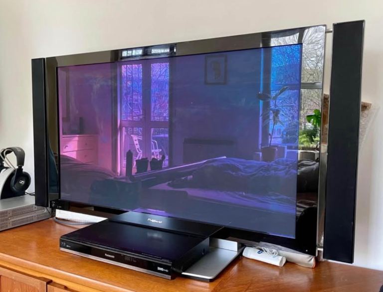 TV Pioneer Plasma 43 inch digital tv with speakers