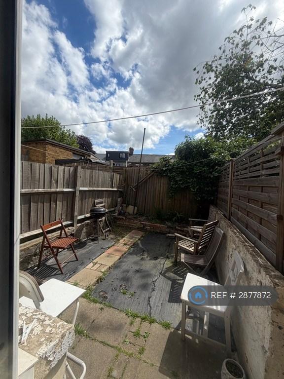 2 bedroom flat in Salterford Road, London, SW17 (2 bed) (#2877872)