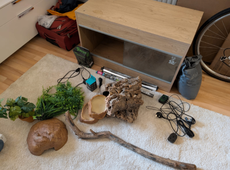 Fully equipped vivarium for reptiles & amphibions