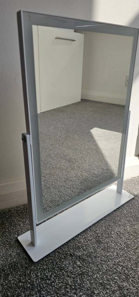 Hollywood Makeup Mirror with Lights 360° Rotation & 10X Magnification – 30x41 cm