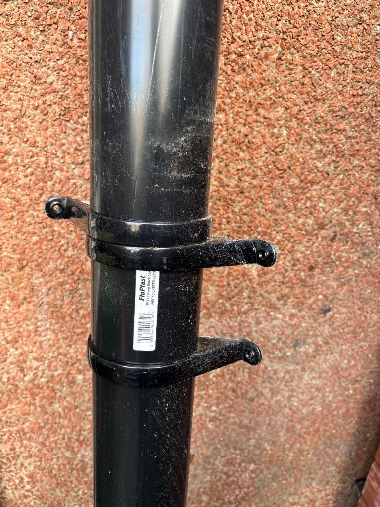 110mm soil pipe black 3m FloPlast with 3 brackets