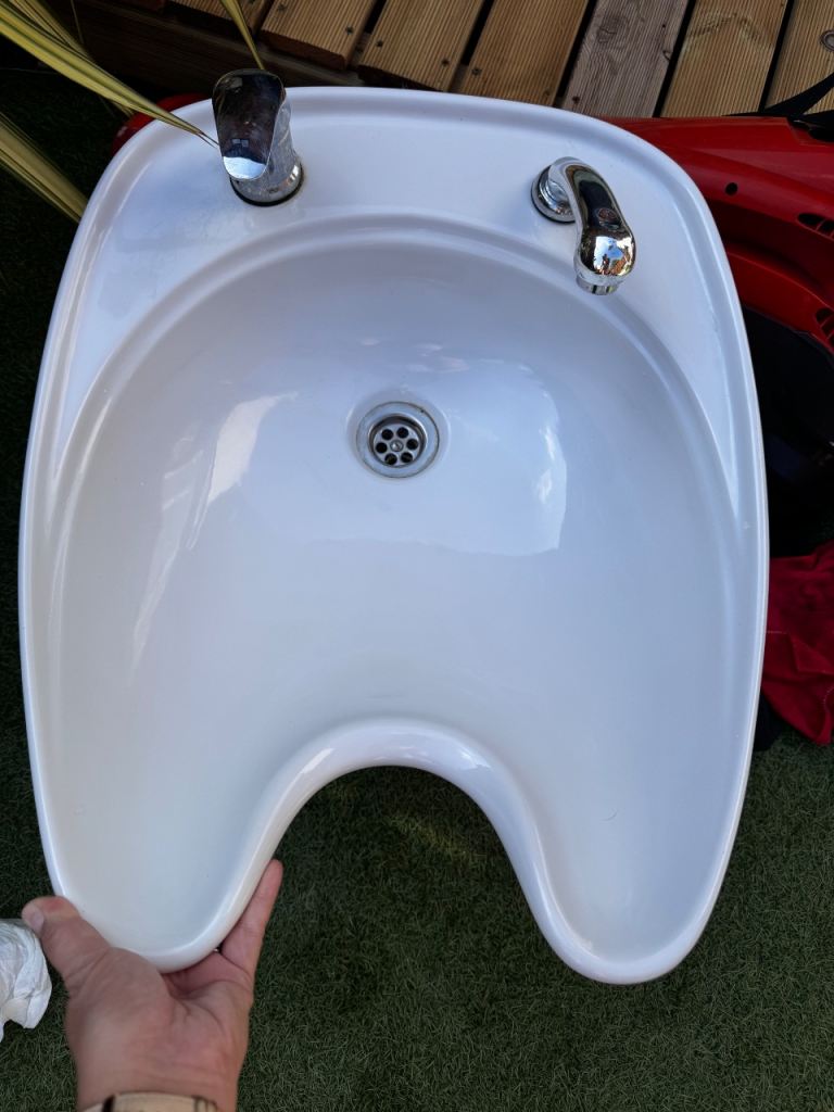Backwash basin complete with tilting mechanism 