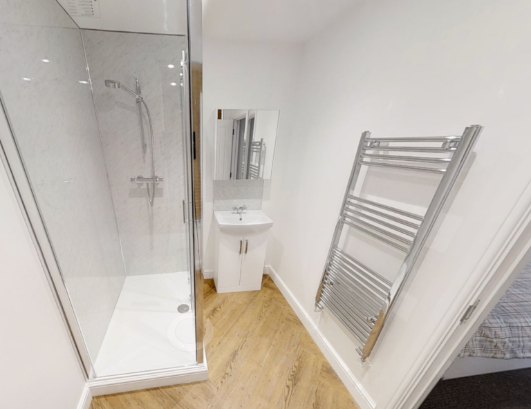 Double room en-suite available at CF24 