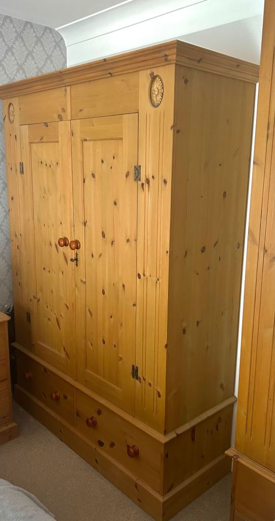 Solid Pine Double Wardrobe with Drawers – Excellent Condition