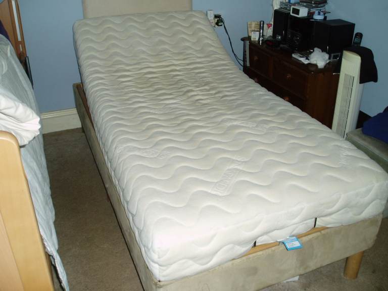 Konturmatic electric adjustable single bed x 2