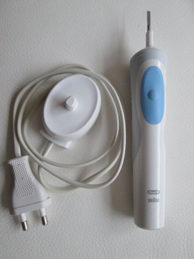 Oral B Braun Electric Toothbrush with 2 Pin Charger