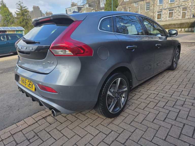 SUPERB VOLVO R-DESIGN DIESEL V40-ULEZ FREE-FULL SERVICE HISTORY-IMMACULATE EXAMPLE-£20 TAX/YEAR