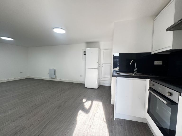 Studio Flat, Tamworth Lane, CR4