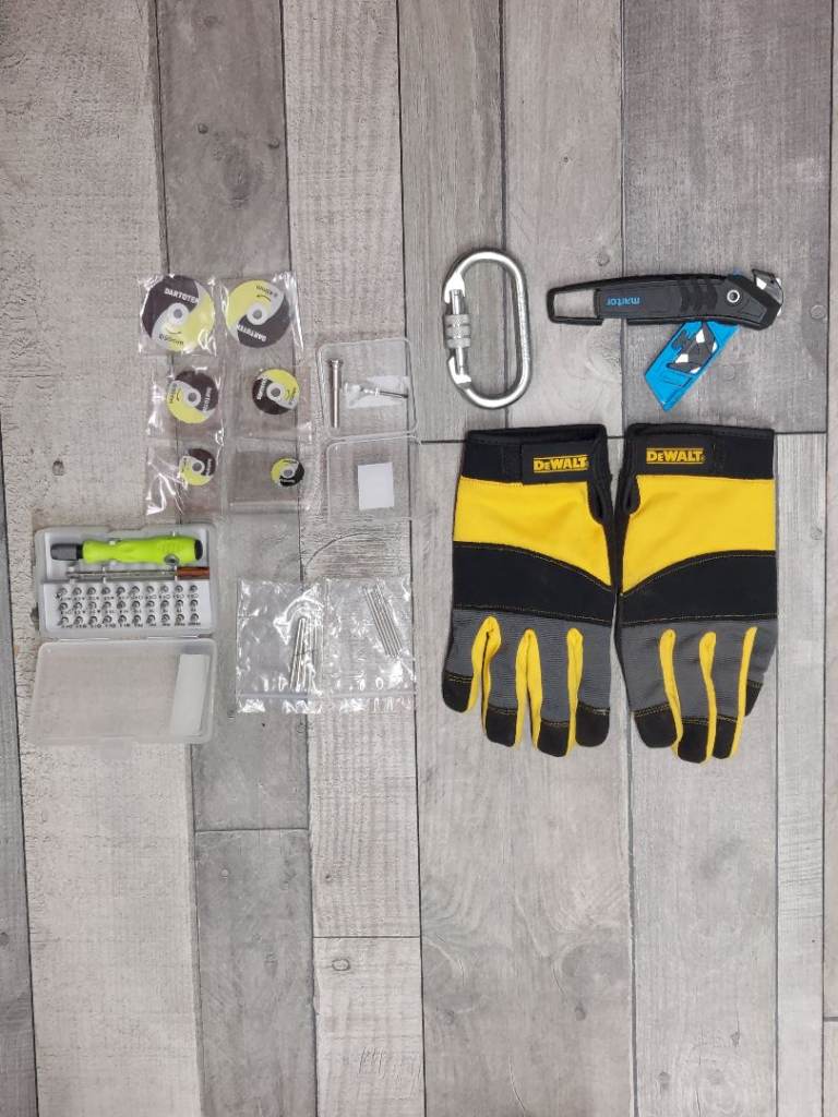 Tool job lot – DeWalt gloves, Martor Kn*** , carabiner, rotary discs, screwdriver set