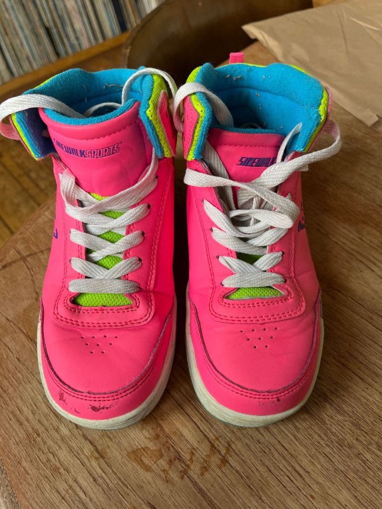 image for Sidewalk sports size 3 wheeled pink trainers