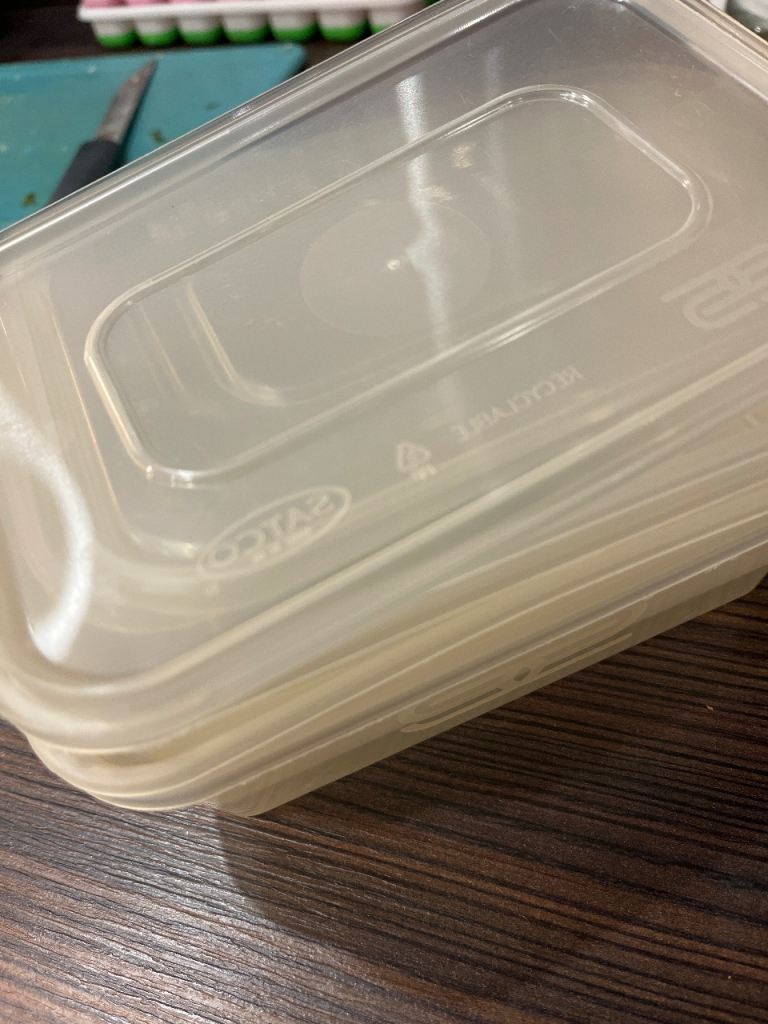 Takeaway/tupperware tubs 