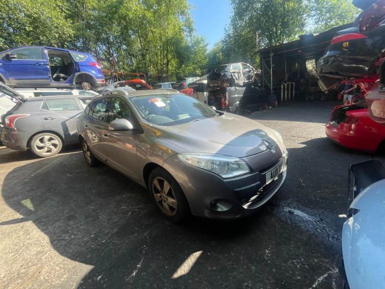 RENUALT MEGANE 2011 1.5 DIESEL BREAKING FOR PARTS 