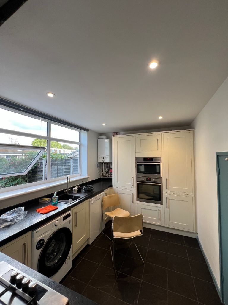 Spacious 2 double bedroom at Farnborough for working women or students  (£700/Month) 