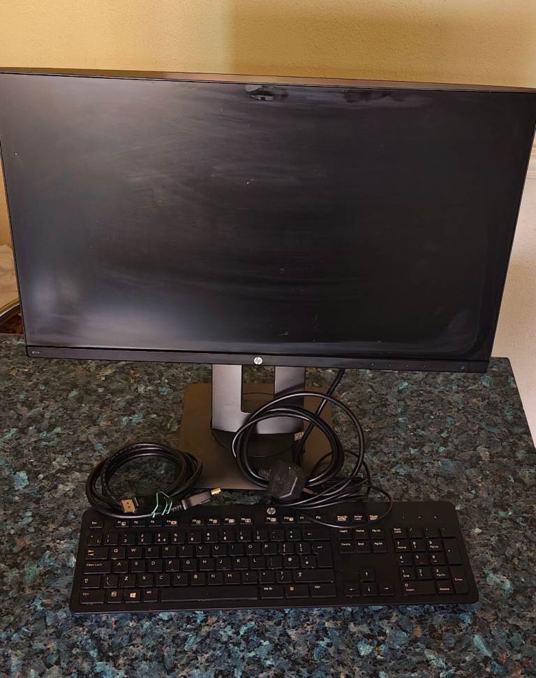 HP 24" Full HD Monitor & Keyboard Set + 2 Free HDMI Cables (Perfect Condition)