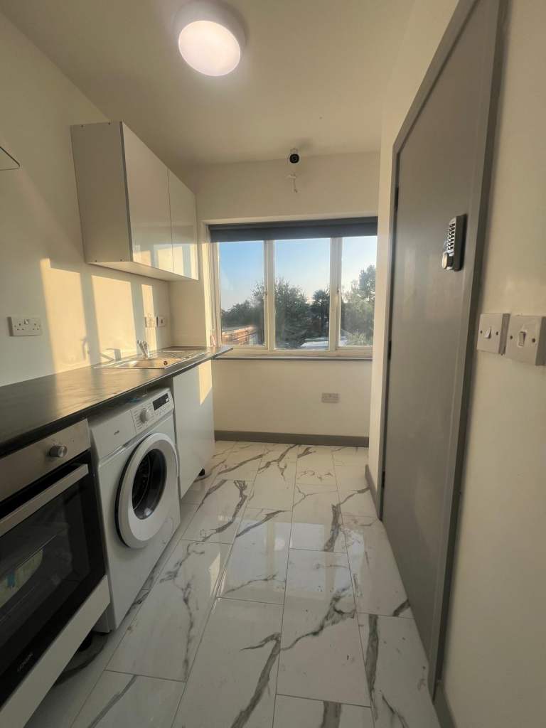Ensuite Room  in Slough SL1 5PR with shared kitchen 