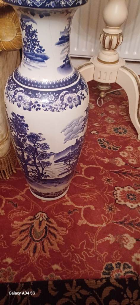 Flower 🌼 vase  Large with a cracks not noticeable with flower in side 