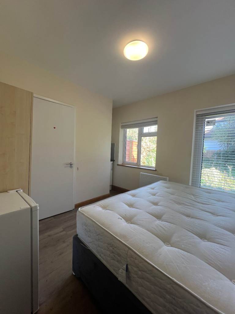 Spacious studio 3, located Bridge Lane, NW 11
