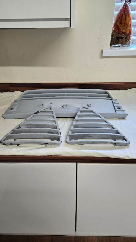 FORD FOCUS MK3 TITANIUM X FRONT GRILLS AND BOTTOM GRILLS IN PRIMER 