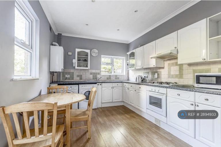 4 bedroom house in Hawks Road, Kingston Upon Thames, KT1 (4 bed) (#2894933)