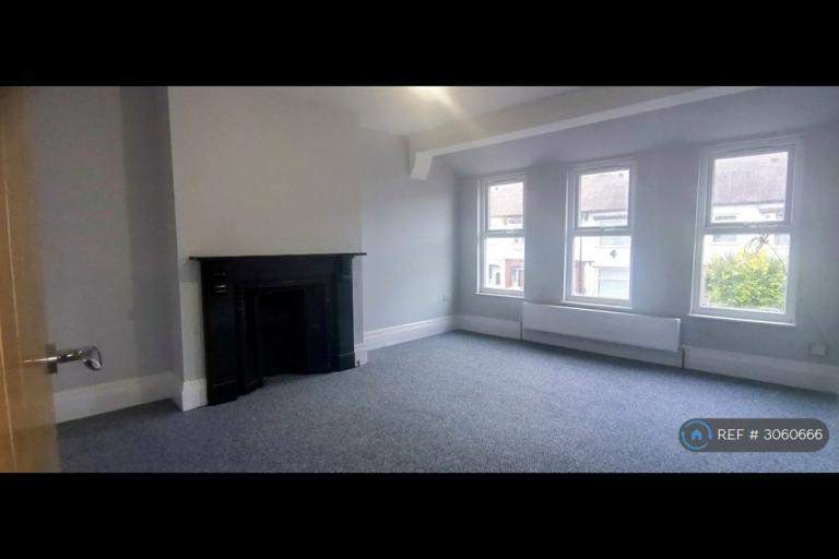 4 bedroom flat in Fairfax Drive, Westcliff-On-Sea, SS0 (4 bed) (#3060666)