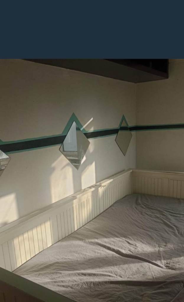 Small room with shared garden, kitchen and a big driveway, near the Station & mayday hospital.