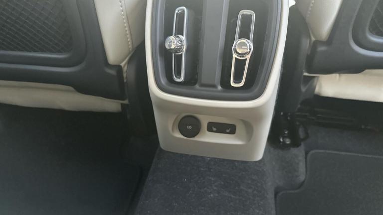  Volvo XC40 2.0 B4 MHEV Ultra Bright DCT Auto Euro 6 (s/s) 5dr Petrol/Electric Hybrid Automatic